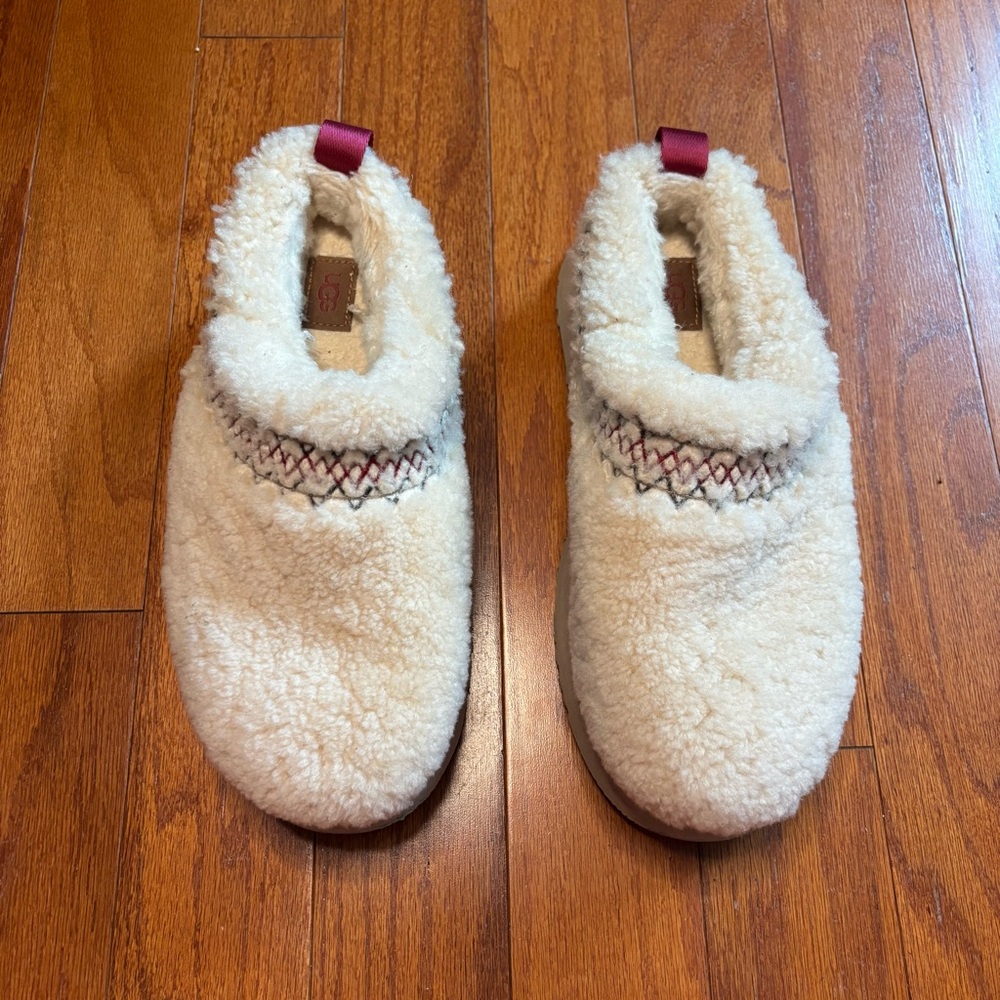 Size 8 Ugg Cream Shearling
Clogs - Picture 2 of 6